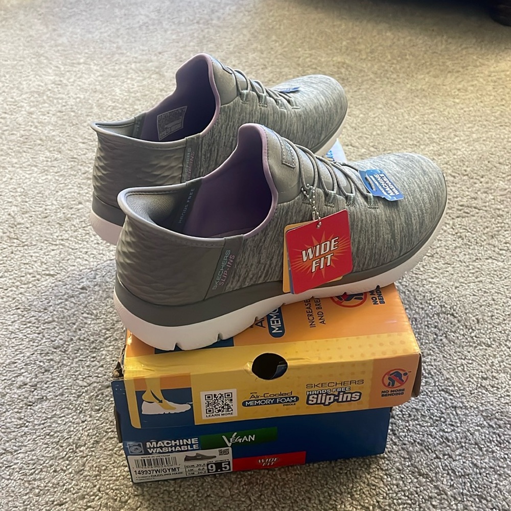 Brand New Sketchers women’s 9.5 wide fit slip on